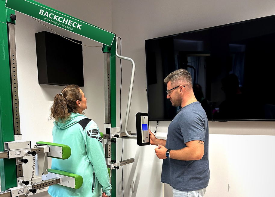 Rückenkraft-Messung im Rahmen eines Gesundheitstags