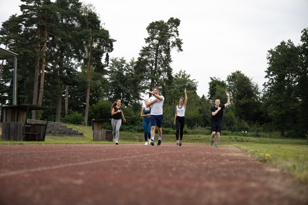 Functional-Fitness-Kurs outdoor auf der Laufbahn