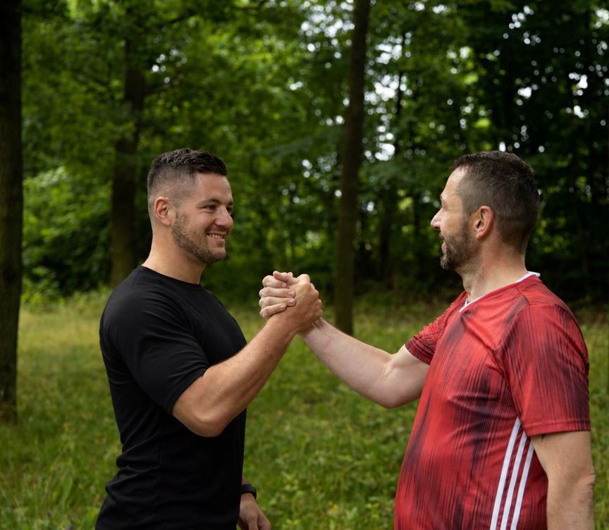 Wolf Hagen mit Kunde nach dem Training – Handshake im Wald