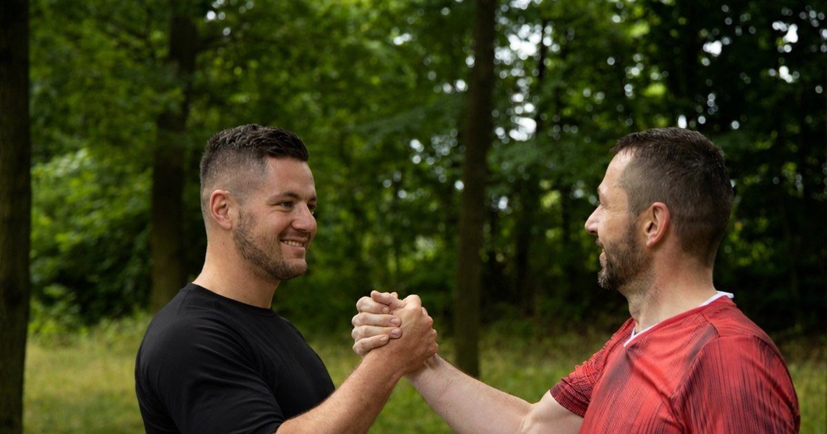 Trainer und lächelnder Kunde